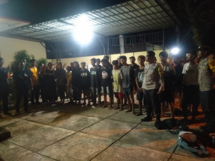 MERESAHKAN: Puluhan anak punk diamankan kepolisian usai rusak truk tronton.