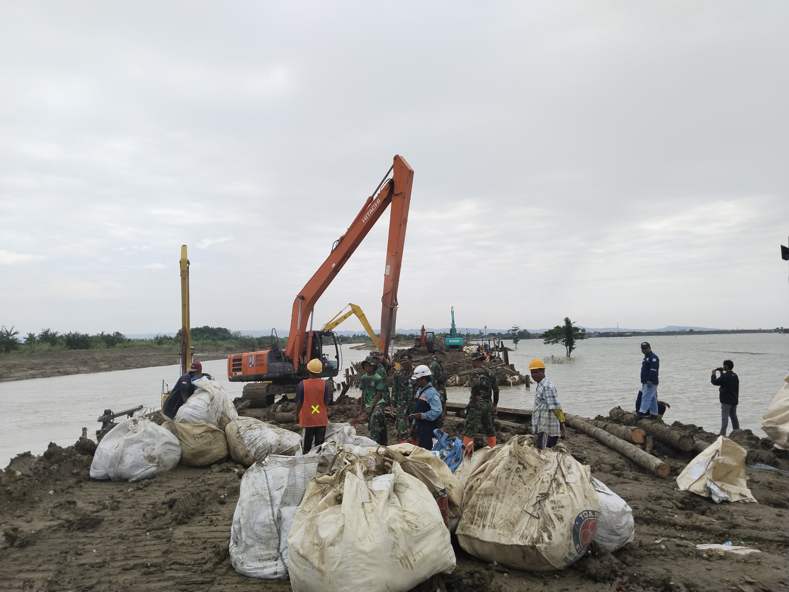 KERJA KERAS: Proses penutupan tanggul bocor di Dukuh, Norowito, Desa Ketanjung, Karanganyar, Demak, yang menyebabkan banjir besar beberapa waktu lalu.