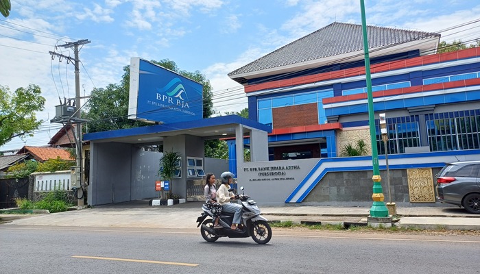 MELINTAS: Seorang pengendara melewati gedung BPR Jepara Artha.
