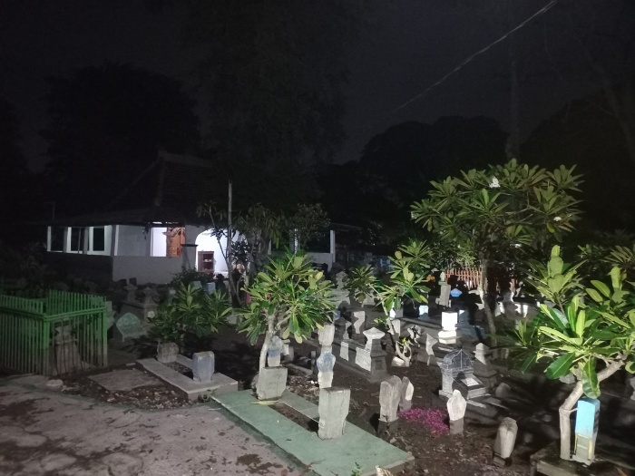 SEPI: Kondisi makam umum Banyuwono R Soponyono pada Sabtu (20/4) malam.