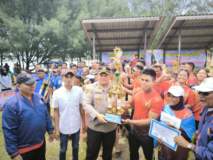 TERBAIK: Kapolres Rembang, AKBP Suryadi serahkan piala lomba dayung Kapolres Cup, Minggu (21/4).