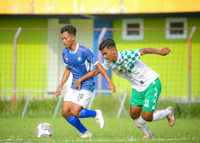 SIAP TEMPUR: Persiku Kudus melakoni laga uji coba dengan Pasuruhan United.
