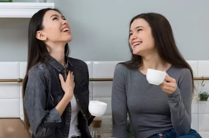 Ilustrasi wanita dengan sahabatnya terlihat bahagia.