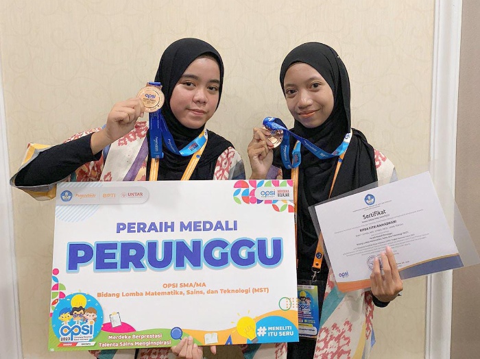 Rifda Fitri Ramadhani dan Arrinza Kamila Fatiha, siswi MAN 1 Jepara pemenang medali perunggu OPSI Nasional.