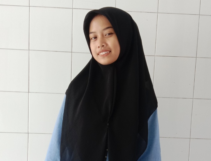 SOSOK: Siti Khoirun Nisa siswi SMA asal Rembang yang mendapatkan prestasi dari membatik.