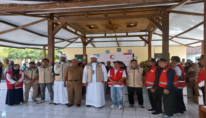 SALURKAN: Warga Kelurahan Kuripan terdampak banjir terima bantuan dari UEA melalui PMI Kabupaten Grobogan di Kantor Kelurahan Kuripan