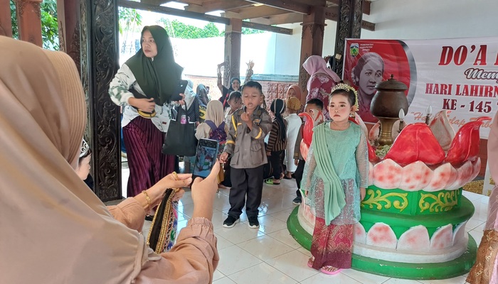 RAMAI: Anak-anak TK mengunjungi situs Ari-ari Kartini di sekitar Kantor Kecamatan Mayong