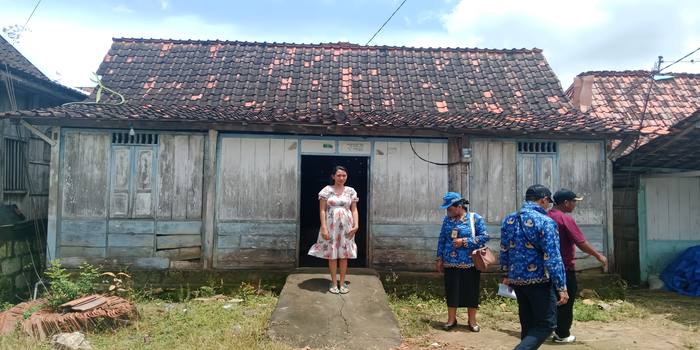 VERIFIKASI DAN VALIDASI: Pegawai Disperakim sedang meninjau lapangan penerima bantuan provinsi baru-baru ini.