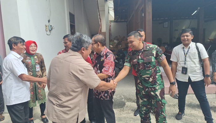 KUNJUNGAN KERJA: Dandim 0717/Grobogan Letkol Arh Muda Setyawan saat mendampingi kunker Plt Sekjen Kementerian Pertanian di Desa Karangharjo Kecamatan Pulokulon.