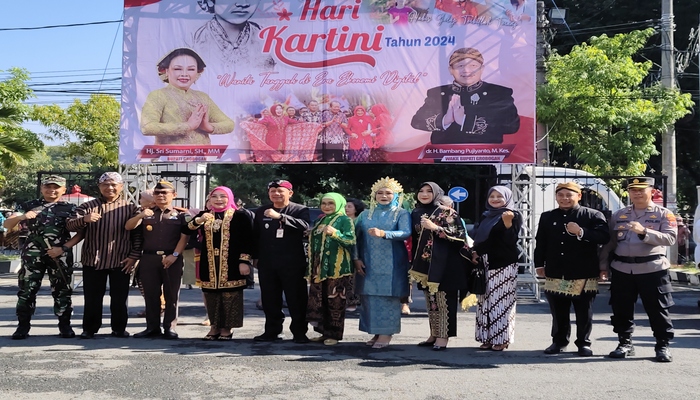 KENAKAN KEBAYA: Bupati Grobogan Sri Sumarni mengenakan kebaya ala Kartini saat memberikan sambutan dalam upacara Hari Kartini. Bupati berfoto bersama dengan Forkopinda yang mengenakan pakat adat
