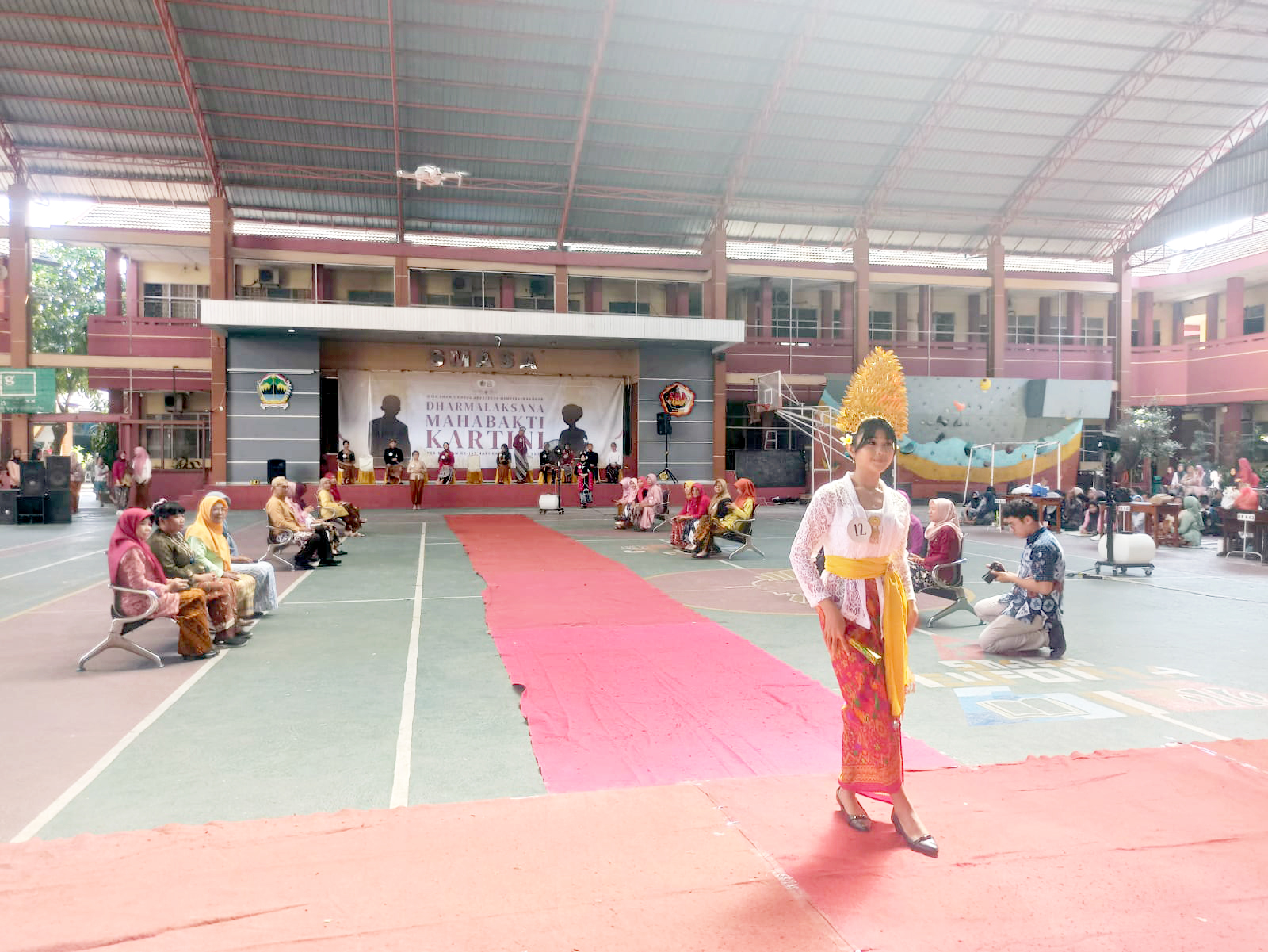 FASHION SHOW: Siswa SMA 1 Kudus berjalan di catwalk dengan mengenakan baju adat Jawa dalam rangka pemilihan Kartini Kartini.
