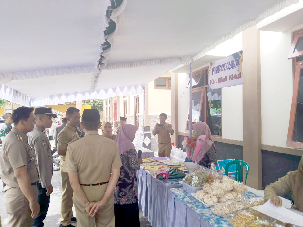 SELEKSI: Panitia lomba desa melakukan penilaian pada peserta di kantor Kelurahan Mlati Kidul, Kecamatan Lomba, Kudus kemarin.