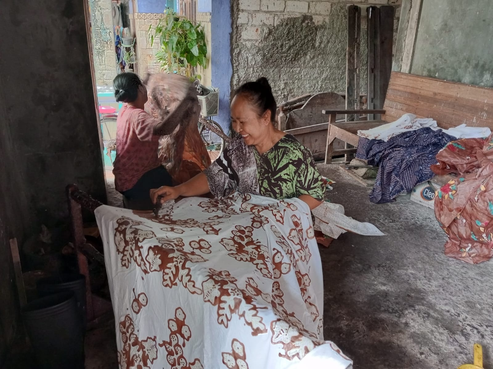 TETAP BERTAHAN: Pembatik mengerjakan sebuah pesanan kain batik tulis di tempat Misih Batik, Desa Bakaran Kulon, Kecamatan Juwana belum lama ini.