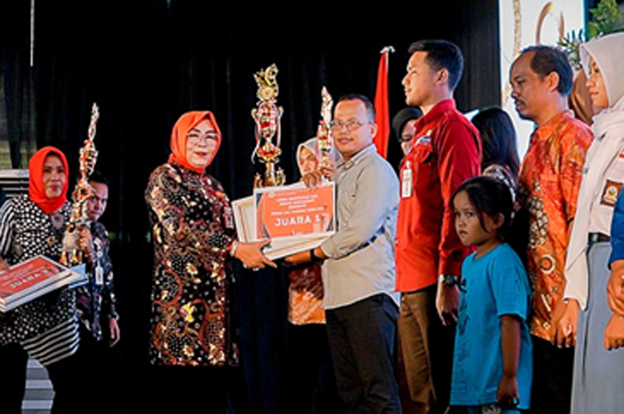 INOVATIF: Moh. Anis Faozi menerima trofi juara I Kreanova Kabupaten Grobogan yang diserahkan Bupati Grobogan Sri Sumarni baru-baru ini.