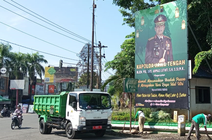 NYAGUB: Baliho Kapolda Jawa Tengah berisi ucapan selamat Idul Fitri 1445 Hijriah di perempatan GOR Pesantenan.