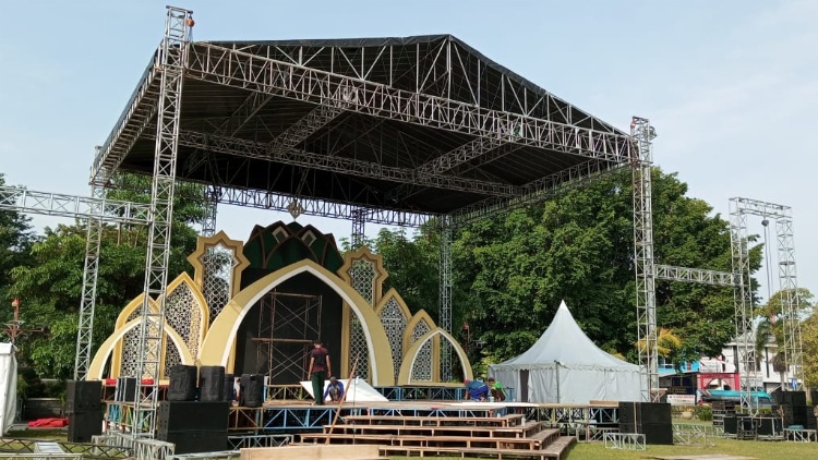 Beberapa pekerja sedang menata panggung utama untuk pembukaan acara Musabaqah Tilawatil Qur