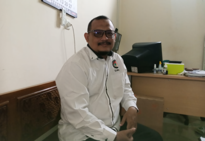 BERI PENJELASAN: Sukahar menceritakan kronologi kejadian mantan sekdes yang menyalahgunakan uang kelompok, Rabu (24/4).