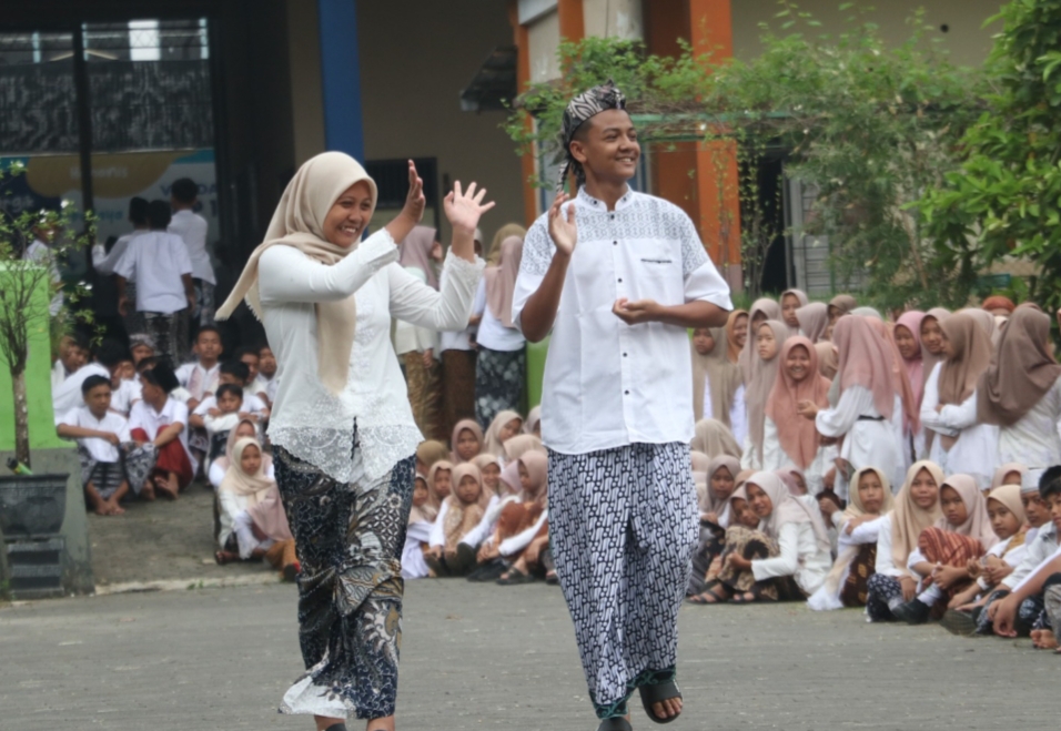 FASHION SHOW: Siswa-siswi SMP 1 Gebog Kudus memperagakan seragam adat Kudusan di halaman sekolah pada Selasa (23/4).