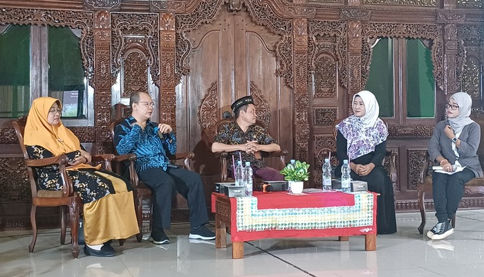 KUPAS TUNTAS: Dari kiri narasumber seminar Digdaya Trisekti Jepara Dr. Siti Maziyah, Dr. Irwansyah, bersama Kepala Disparbud Jepara Moh Eko Udyyono, dan Susi Ernawati Susindra dalam pembahasan ketokoh