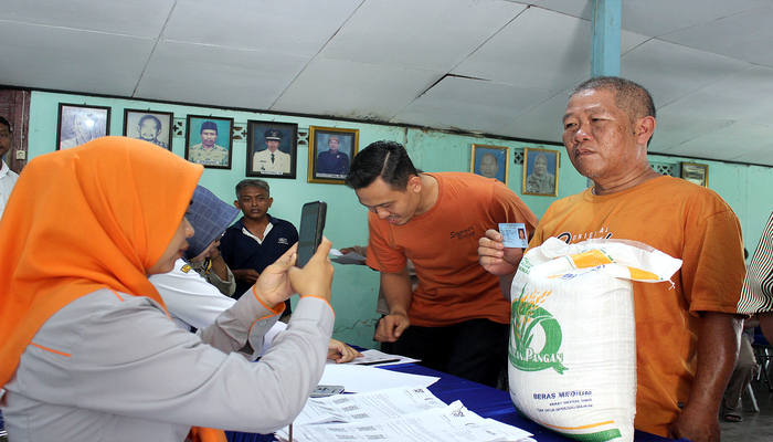 FOTO PENERIMA: Petugas memfoto para penerima bantuan beras kurang mampu dari Bapanas