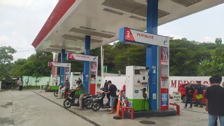 Kondisi Ramai salah satu SPBU Pertamina di Kecamatan Cepu.
