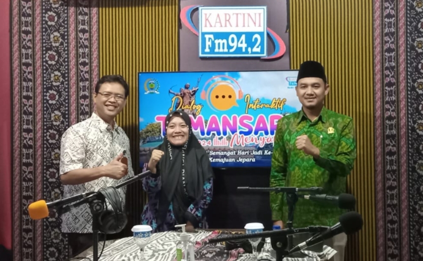 DIALOG: Ketua DPRD Jepara, Haizul Maarif melakukan dialog interaktif bersama Kepala Pusat Studi Gender dan Anak Unisnu Jepara, Santi Andriyani.