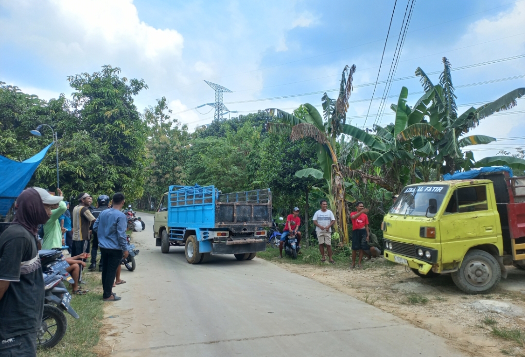 PROTES: Warga Desa Katekan, Kecamatan Brati blokade truk pengangkut tanah galian c.
