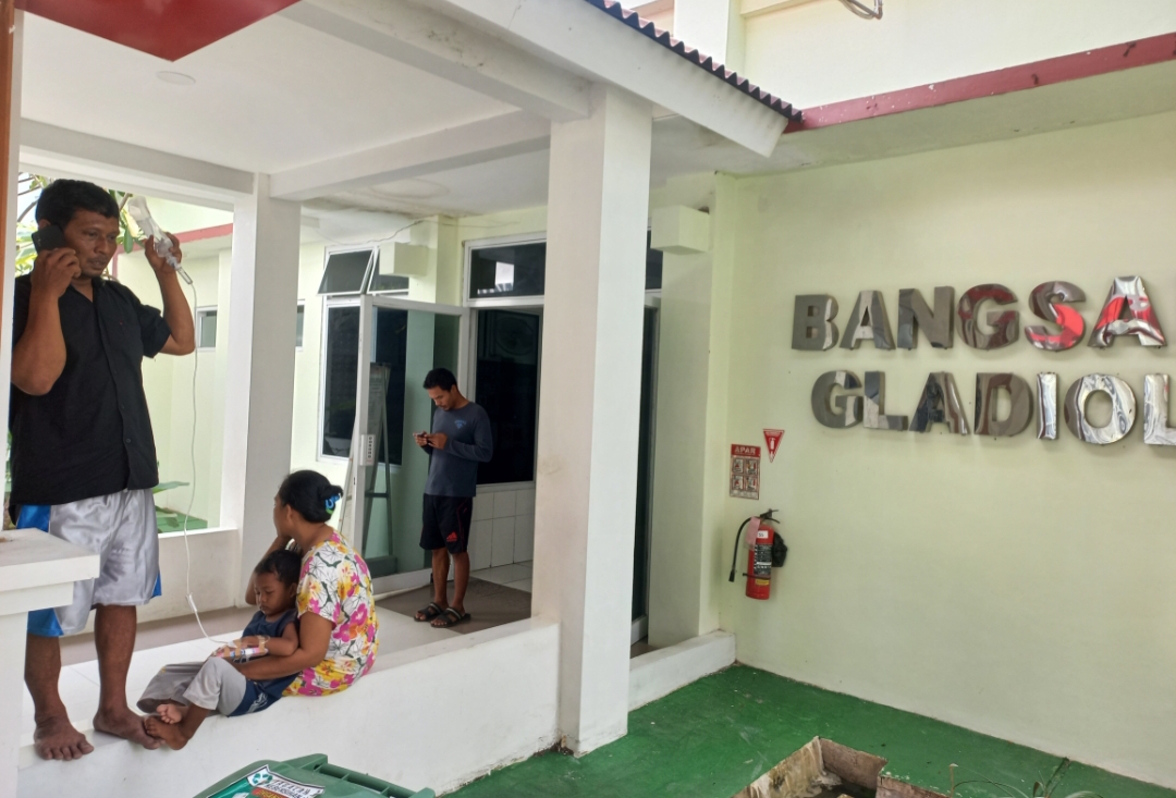 MONDOK: Anak terserang DBD yang dirawat inap di bangsal Gladion RUSD R Soedjati Purwodadi pada Kamis (25/4).