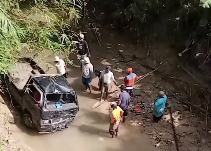 TERPEROSOK: Mobil pikap yang nyemplung di Sungai Blandongan Kecamatan Kedungjati Rabu (24/4).