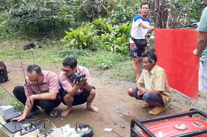 PERJUANGAN: Petugas Disdukcapil Kudus melakukan perekaman E-KTP terhadap warga terpencil di Desa Rahtawu, Gebog, baru-baru ini.