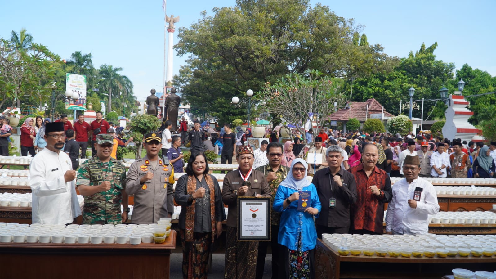REKOR: Pj Bupati Edy Supriyanta diapit Kepala Dinas Perikanan Farikhah Elida, serta Siti Widayati perwakilan MURI Semarang beserta Forkopimda, Jumat (26/4).