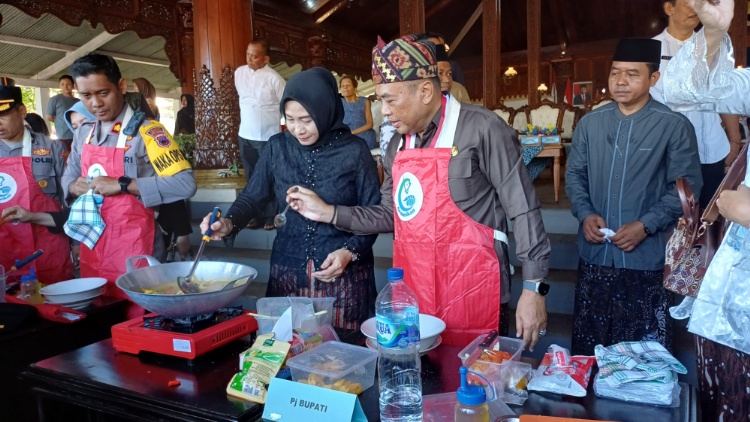 LIVE COOKING: Pj Bupati Edy Supriyanta bersama istri memasak pindang serani dalam lomba penyajian pindang serani di depan Pendapa, Jumat (26/4).