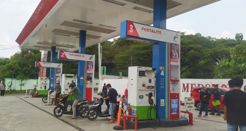 RAMAI: Kondisi Ramainya salah satu SPBU Pertamina di Kecamatan Cepu.