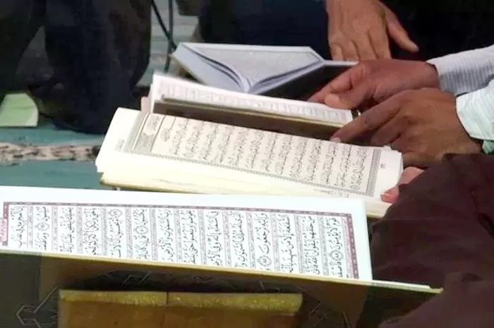 Ilustrasi seseorang tengah membaca Al Quran. 
