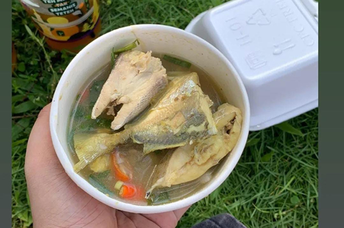 BASI: salah satu foto warganet yang mengeluhkan penyajian pindang serani yang tak layak konsumsi, Jumat (26/4).