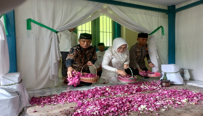 MENGENANG: Ketua Dewan Perwakilan Rakyat Daerah Kabupaten Grobogan, Agus Siswanto (kiri) bersama Bupati Grobogan Sri Sumarni (tengah) dan Kapolres Grobogan AKBP Dedy Anung Kurniawan ziarahi makam