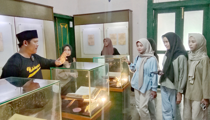 NAPAK TILAS: Para Pena Muda berkeliling ruangan yang ada di Museum RA Kartini, Rembang,