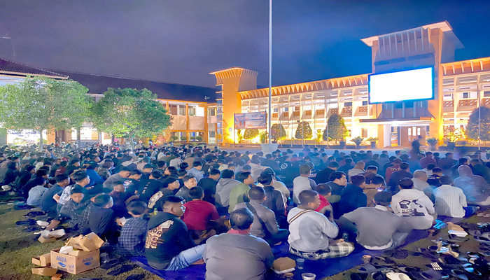 TUMPLEK BLEK: Masyarakat pecinta sepak bola di Blora tumplek blek memenuhi halaman gedung kantor bupati untuk menonton tim nas berlaga melawan Korea Selatan.