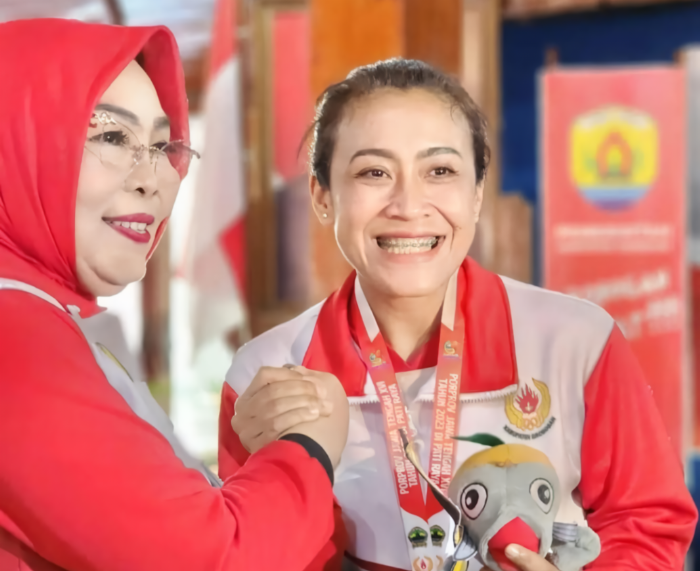 GIGIH: Dyah Puspitasari menerima apresiasi dari Bupati Grobogan usai menyabet emas pada Pekan Olahraga Provinsi (Porprov) Jawa Tengah XVI di Pati Raya cabor Jujitsu 2023.