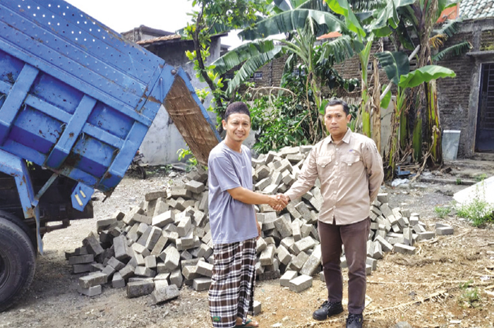 BERMANFAAT: Perwakilan PLN UIK TJB menyerah te rimakan paving blok FABA kepada pengurus Ponpes Tahfidh Yanbu&rsquo;ul Furqon di Kelurahan Jobokuto, Kecamatan Jepara, Jepara.