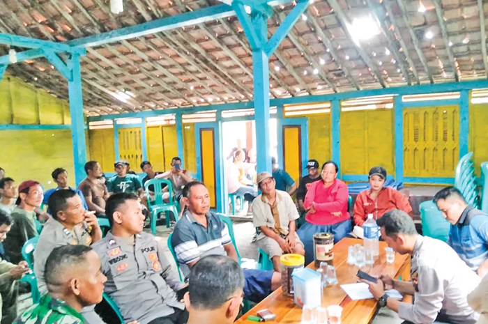 MUSYAWARAH: Warga Dukuh Jape, Desa Sumberejo Kecamatan Randublatung saat dialog membahas keberadaan warung remang-remang.