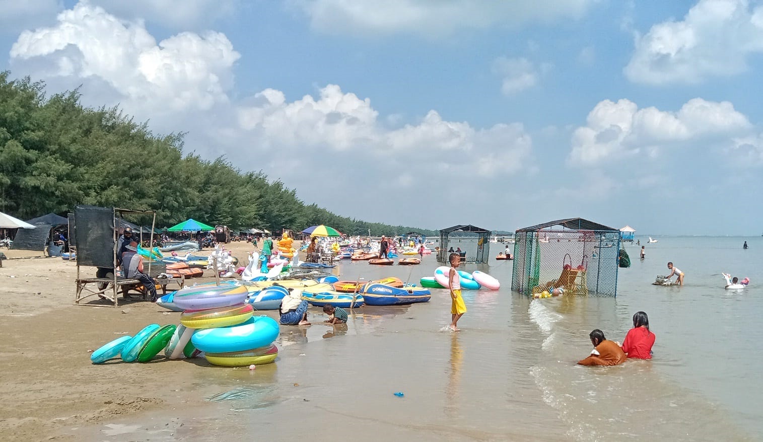 SANTAI: Wisatawan berada di Pantai Karangjahe, Desa Punjulharjo, beberapa waktu lalu