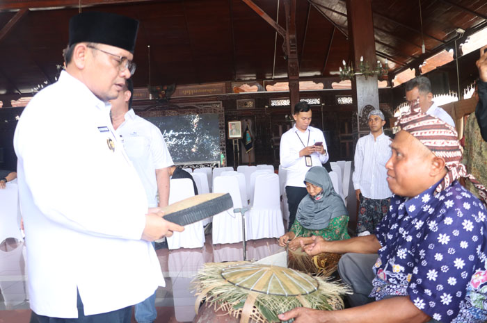HAMPIR PUNAH: Pengrajin caping kalo saat menunjukkan keahliannya membuat caping di Pendopo Kabupaten Kudus kemarin.
