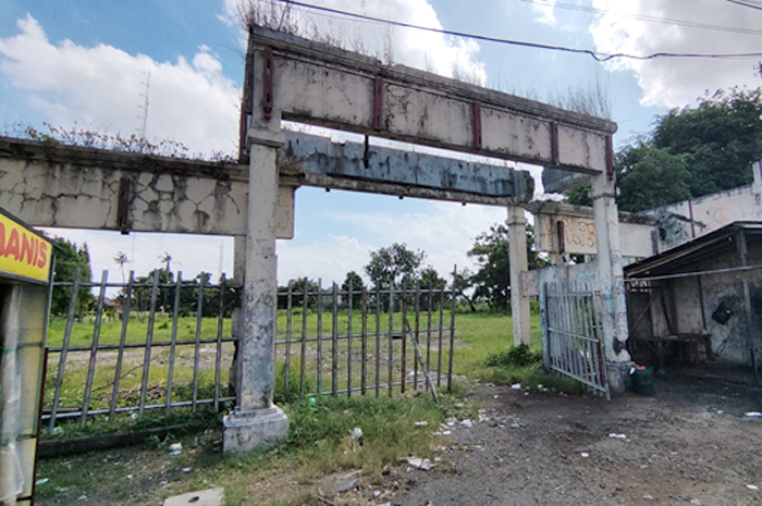 BAK GERBANG HANTU: Kondisi gapura bekas bangunan Gedung Ngasirah yang terbengkalai.