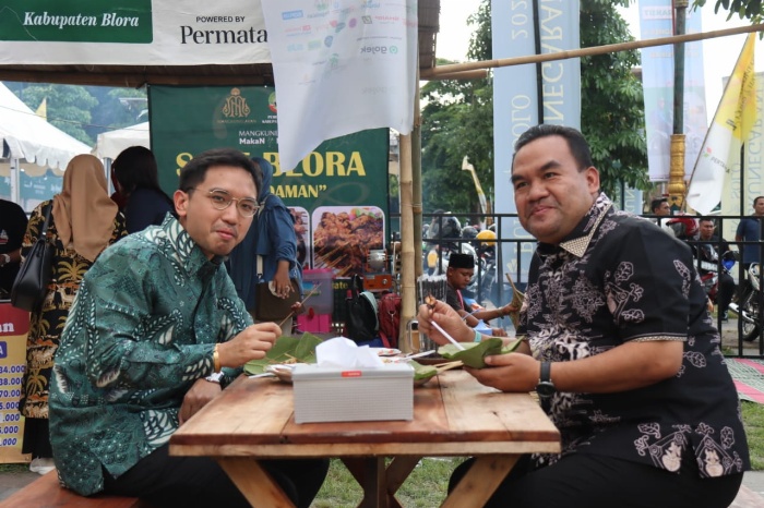MAKAN BERSAMA: Gusti Bhre (kiri) dan Bupati Blora Arief Rohman (kanan) menyantap sate khas Blora .