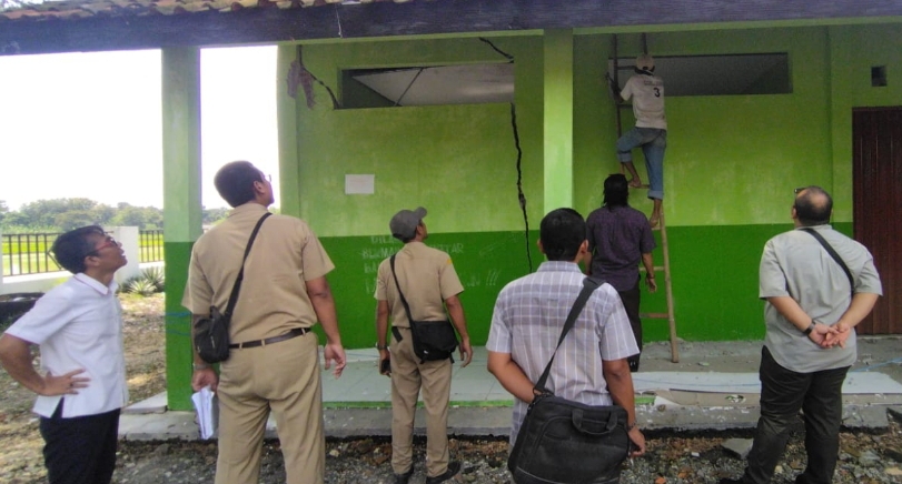 PENYELIDIKAN: Kajari Grobogan Iqbal bersama jajaran jaksa mengecek bangunan SDN Sumurgede, Godong, Grobogan, pada Senin (29/4).