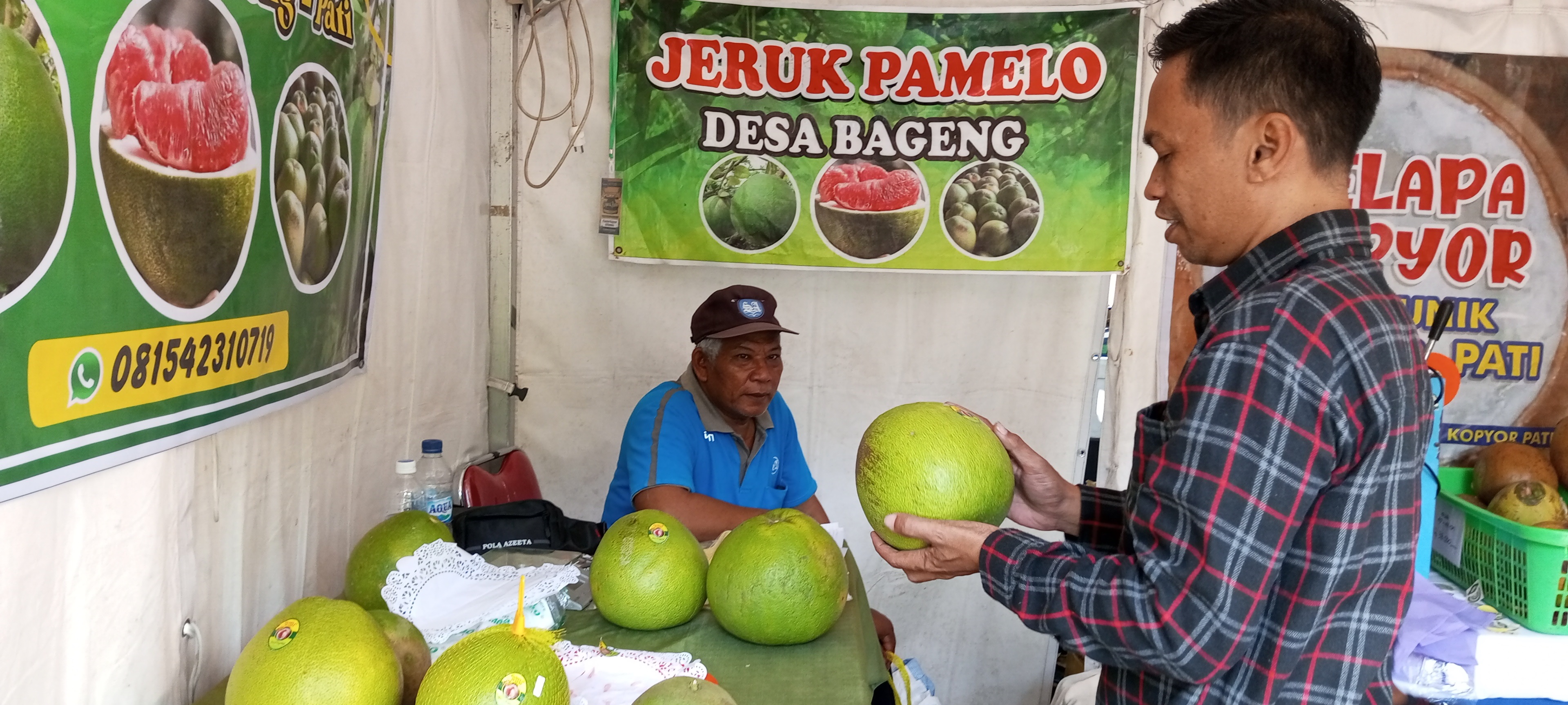 Salah seorang pengunjung melihat produk Jeruk Pamelo dalam acara bazar dan expo memeriahkan MTQ Jawa Tengah di komplek pendapa kemari.