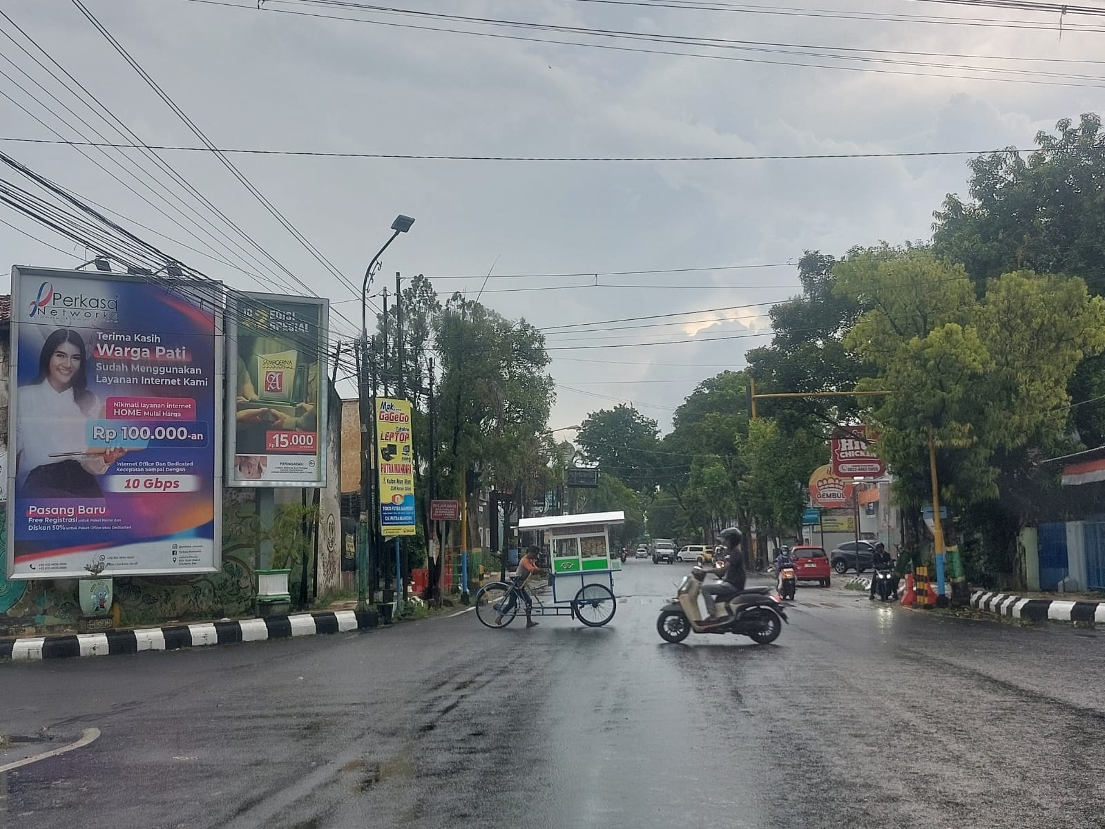 NYEMPIL: Iklan rokok terlihat di perempatan Jalan Pemuda, dekat SMPN 1 Pati kemarin.