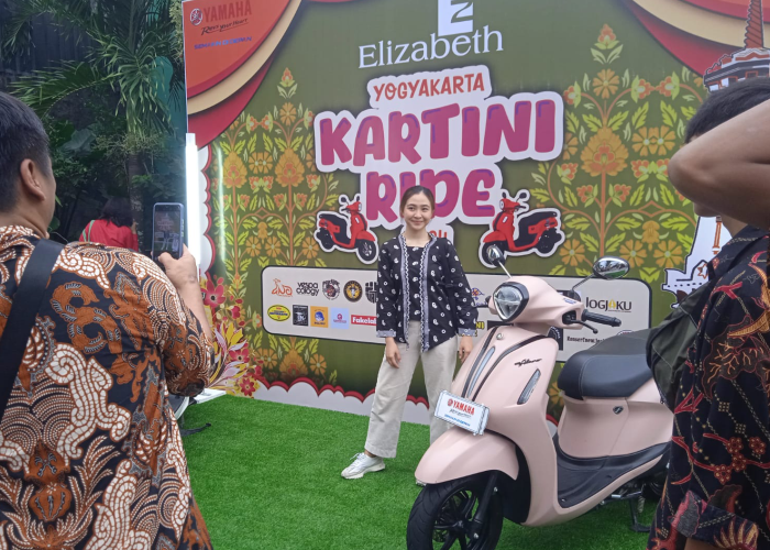 EKSIS: Salah seorang ladies bikers menggelar city touring di Kota Jogjakarta baru-baru ini.