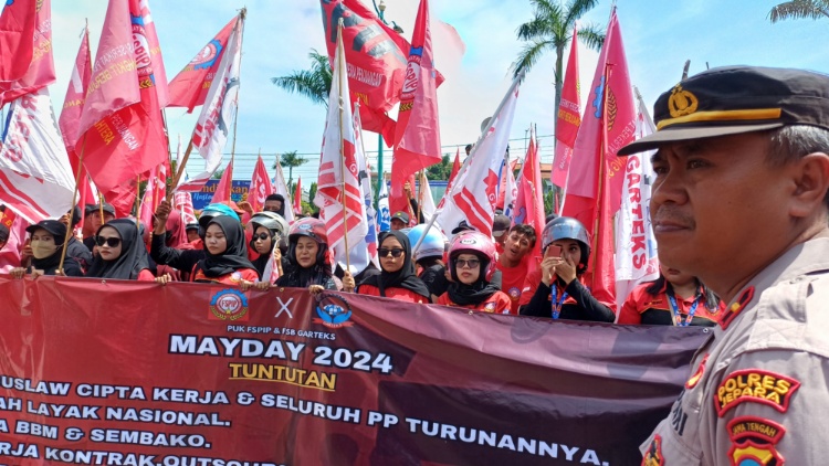 AUDIENSI: Sejumlah serikat buruh dari FSPIP melakukan audiensi setelah berdemonstrasi di halaman Setda, Rabu (1/5).